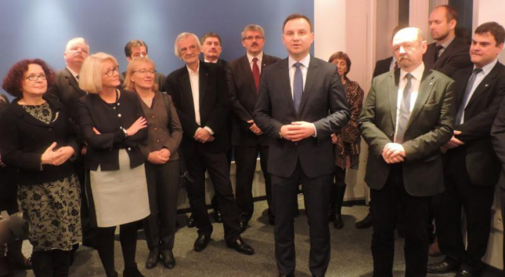 Otwarcie biura poselskiego w Krakowie z udziałem Andrzeja Dudy, zanim został prezydentem (fot.:marzenamachalek.pl) Praca w Kancelarii Sejmu i biurze poselskim: Płace są marne? 1900 zł to norma