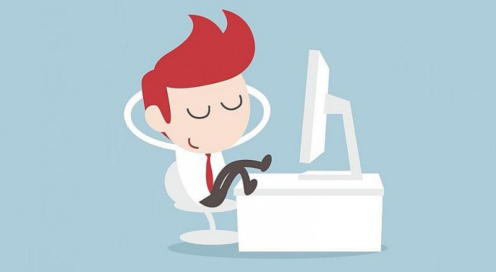 Pracownicy coraz więcej czasu przeznaczają na zajęcia niebędące ich obowiązkami zawodowymi (Fot. shutterstock) Pracownicy marnują coraz więcej czasu w pracy