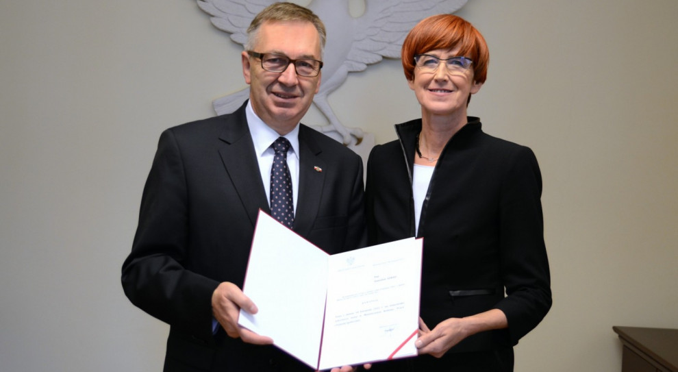 - Program „100 tys. miejsc pracy dla młodych” jest uzupełnieniem naszej wyborczej zapowiedzi stworzenia miliona miejsc pracy – zapewnia w rozmowie z PulsHR.pl Stanisław Szwed, wiceminister w resorcie rodziny, pracy i polityki społecznej Elżbiety Rafalskiej (fot. PiS, CC 3.0) "100 tys. miejsc pracy dla młodych" zamieni się w 1,2 mln? PiS chce znieść próg wieku