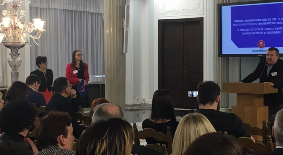 Posłanka Marzena Okła-Drewnowicz przedstawiła wyniki przeprowadzonego przez siebie badania dotyczącego postrzegania gimnazjów. (fot.twitter.com) Konferencja Platformy "Zamach na edukację. Stop" zakończyła się sprzeciwem wobec likwidacji gimnazjów