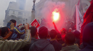 Kilka tysięcy młodych ludzi protestowało 21 stycznia przed budynkiem rządowym w Al-Kasrajn, na zachodzie Tunezji. (Fot.: Flickr, Magharebia, CC2.0) Tunezyjczycy protestują przeciwko bezrobociu