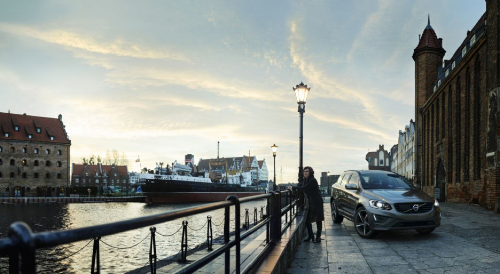 Eva Zdzisława Andersson występuje na tle panoramy Gdańska. (Fot.: Volvo) Volvo wypuszcza nowe spoty reklamowe. Bohaterami są pracownicy firmy