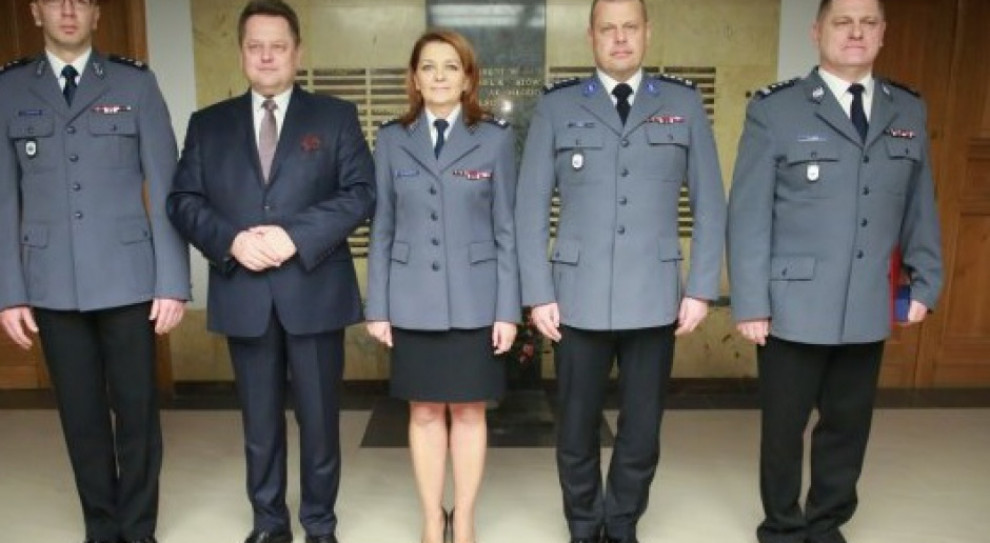 Powołani funkcjonariusze w towarzystwie wiceministra Jarosława Zielińskiego. (fot. mswia.gov.pl) Zmiany w policji. Do Komendy Głównej trafili Jan Lach, Andrzej Szymczyk i Renata Skawińska