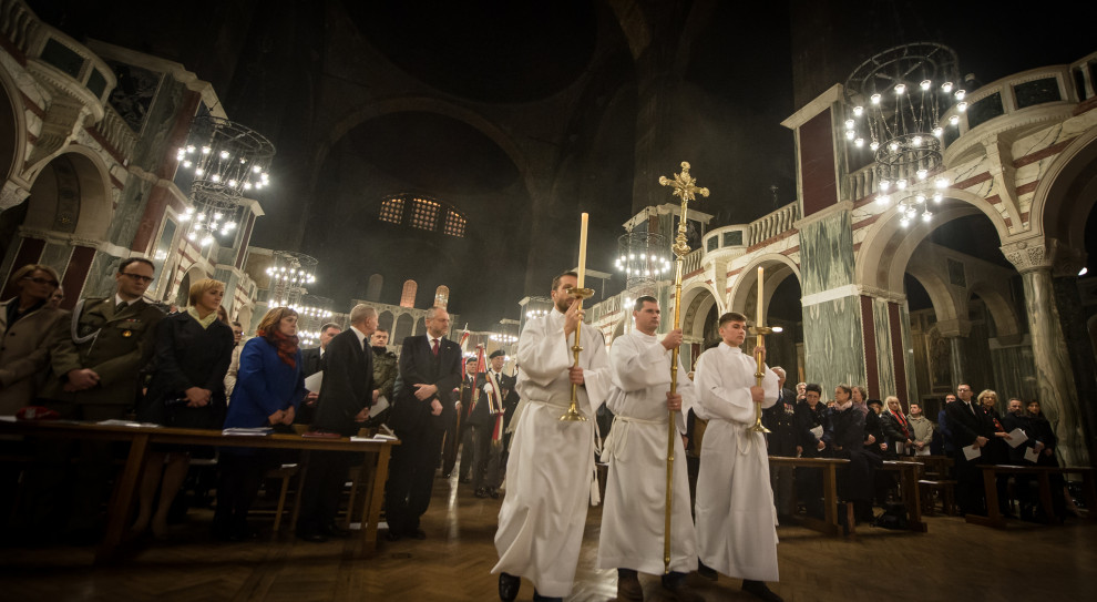 Niepisane zasady przyjaźni i zasady istotne w biznesie niekiedy wykluczają się. Na zdjęciu msza za ojczyznę w Londynie (fot.: londyn.msz.gov.pl)) W jakim zakresie religia, uczciwość i szczęście rodzinne pomagają w biznesie?