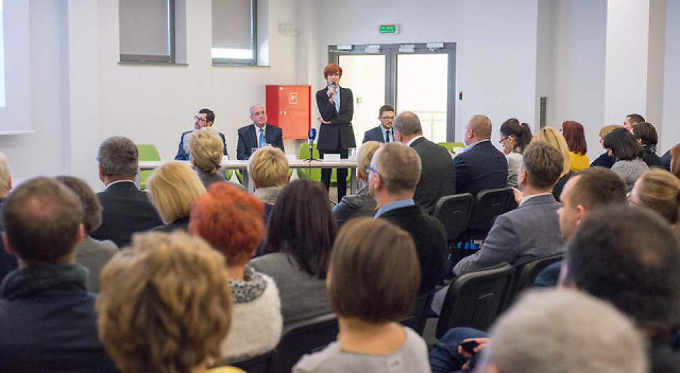 Program "Rodzina 500 plus" ma zacząć działać od 1 kwietnia. (fot.mpips.gov.pl) 500 zł na dziecko: Projekt wprowadzający Program 500+ przyjęty, ustawa zacznie obowiązywać od 1 kwietnia
