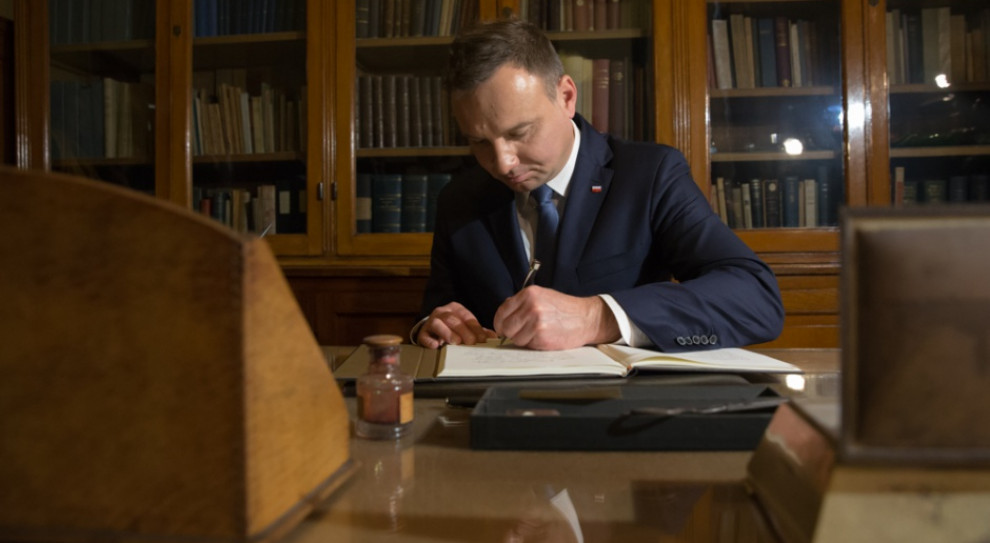 Inwestorzy mają obowiązek poinformowania ministerstwa Skarbu Państwa o planowanym kupnie udziałów w jednej ze strategicznych spółek. (fot. Andrzej Hrechorowicz/prezydent.gov.pl) Kolejne branże chronione przed wrogim przejęciem. Jest podpis prezydenta