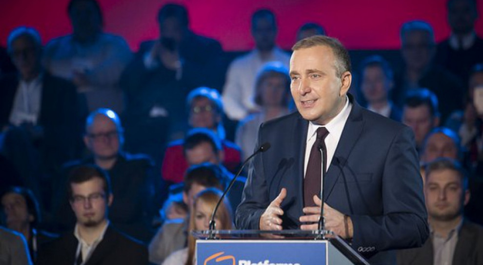 Schetyna przypomniał, że rezygnując z obietnicy wypłacania świadczenia na każde dziecko, PiS oszukał 3 mln rodzin. (fot. twitter/Platforma Obywatelska) Schetyna: PiS obiecał 500 zł na każde dziecko. Oszukał 3 mln rodzin