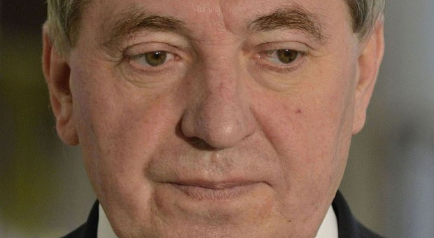 Henryk Kowalczyk, szef Komitetu Stałego Rady Ministrów uważa, że jeśli pracodawca miałby możliwość wysłania na urlop bezpłatny pracownika, nie opierałby się przed umową o pracę. (fot. Adrian Grycuk/wikimedia, licencja Creative Commons) Bezpłatny urlop z inicjatywy szefa na umowie o pracę? Krytyka pomysłu jest wyraźna...