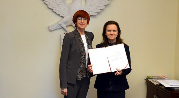 Prof. Gertruda Uścińska (po prawej; po lewej - Elżbieta Rafalska, minister rodziny pracy i polityki społecznej) została prezesem Zakładu Ubezpieczeń Społecznych. (fot. MPiPS)) Prof. Gertruda Uścińska prezesem Zakładu Ubezpieczeń Społecznych