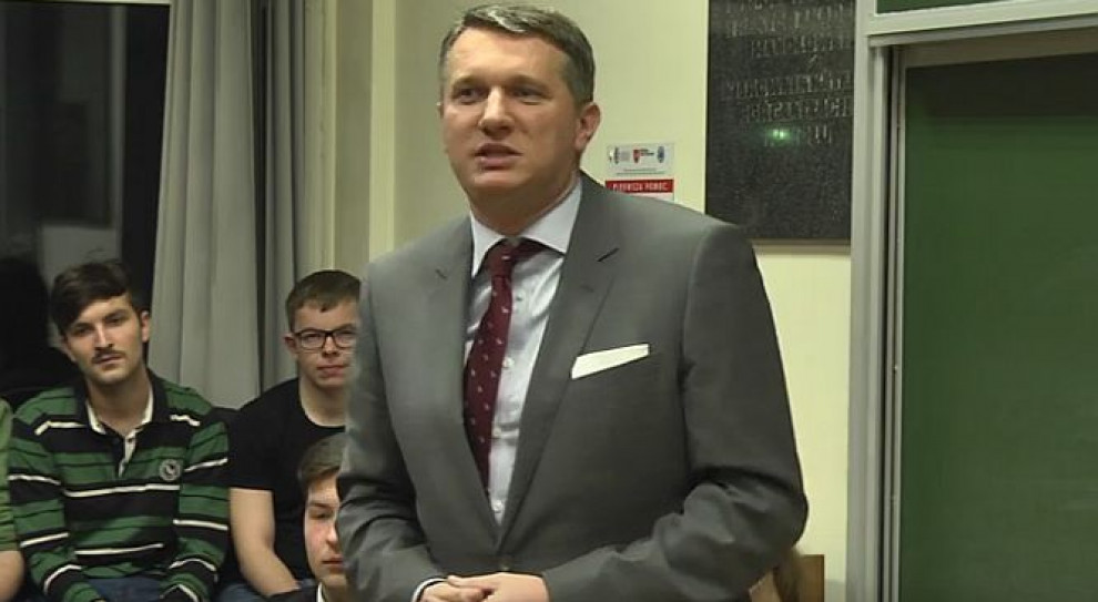 Przemysław Wipler podczas spotkania na Uniwersytecie Ekonomicznym w Krakowie krytykował dwie ustawy wprowadzone przez nowy rząd. (fot. youtube) KGHM, PKP czy PGE. Bankami nie są, a podatek bankowy zapłacą?