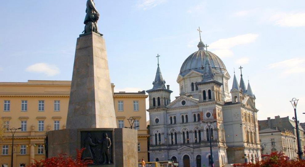 Jedną z lokalizacji w Polsce, która przesunęła się w rankingu najwyżej była Polska Centralna, czyli Piotrków, Łódź, Stryków. (Na zdjęciu: Plac Wolności w Łodzi; fot. Marek i Ewa Wojciechowscy/Wikimedia, lic. CC BY-SA 3.0) Polska coraz bardziej atrakcyjna dla inwestorów. Wyprzedziła Czechy i Węgry