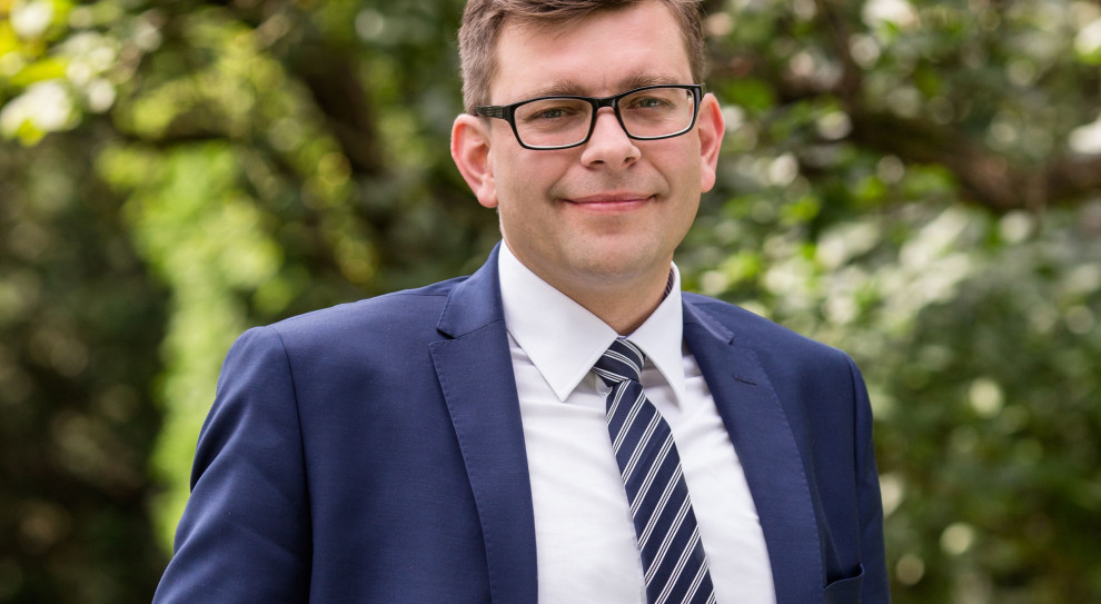 - Pomimo nadal dużej stopy bezrobocia, w tym roku pracodawcom coraz trudniej będzie pozyskać potrzebnych im pracowników - mówi Grzegorz Baczewski. (Fot. Mat.pras.) Baczewski: Patologia zaniżania kosztów pracy jest wymuszana przez działanie polityk publicznych