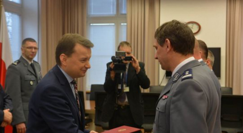 Szef MSWiA wręczył oficerom operacyjnym nagrody finansowe. (fot. twitter/MSWiA) Nagrody pieniężne dla policjantów, którzy wytropili Kajetana P.