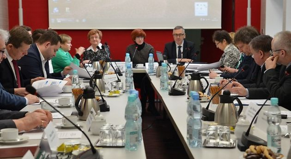 W ubiegłym roku odnotowano wzrost zainteresowania cudzoziemców pracą w Polsce. W porównaniu z rokiem 2014 wydano o ponad 50 proc. więcej zezwoleń na pracę i dwukrotnie więcej oświadczeń, pozwalających na pracę do sześciu miesięcy. (fot. MRPiPS) Cudzoziemcy tematem obrad Rady Rynku Pracy. Stanowią tylko 1 proc. polskiego rynku pracy