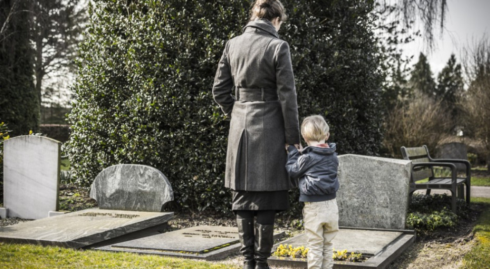 Jeżeli ofiara śmiertelna wypadku przy pracy przyczyniła się do jego powstania, to wówczas obowiązek jej naprawienia przez pracodawcę ulega odpowiedniemu zmniejszeniu.(Fot. Shutterstock) Śmiertelny wypadek przy pracy. Jakie obowiązki ciążą na pracodawcy?
