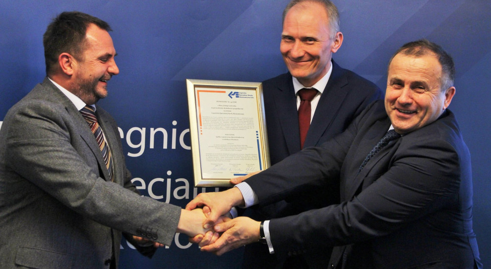 Michał Kownacki, dyrektor generalny firmy odebrał 24 lutego z rąk Rafała Jurkowlańca, prezesa legnickiej strefy zezwolenie na prowadzenie w niej działalności. (fot. mat. prasowe) Ruszyła rekrutacja w Wago Elwag. Kogo szukają?