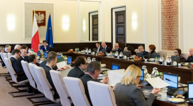 Umowa o pracę ma mieć formę pisemną, a jeśli nie została tak zawarta pracownik przed podjęciem pracy musi otrzymać na piśmie potwierdzenie jej warunków. (fot.: P. Tracz/KPRM/premier.gov.pl) Rząd przyjął zmiany w Kodeksie pracy