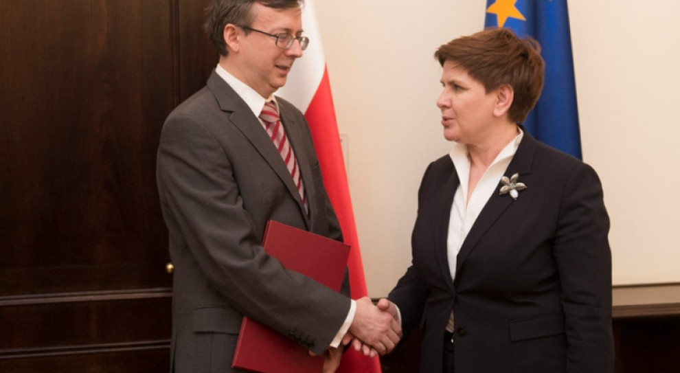 Beata Szydło powołała Dobrosława Dowiat-Urbańskiego na szefa Służby Cywilnej (fot.premier.gov.pl/P. Tracz) Jest nowy szef Służby Cywilnej. Został nim Dobrosław Dowiat-Urbański