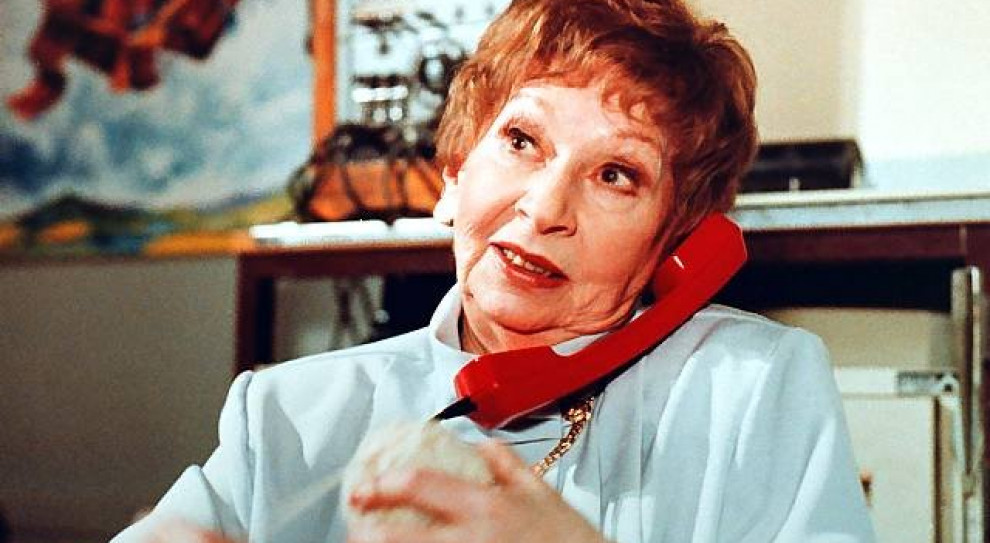 "Bo ja jestem kobieta pracująca, żadnej pracy się nie boję" - mawiała w serialu "Czterdziestolatek" aktorka Irena Kwiatkowska, której bohaterka imała się różnych zajęć. (fot. kadr z serialu "Czterdziestolatek). Kobiety na rynku pracy: Ile zarabiają? Jakie stanowiska zajmują?