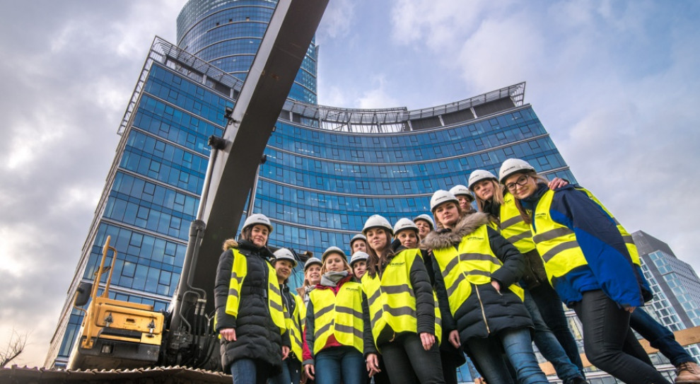 Nad realizacją projektu Warsaw Spire czuwa zespół biura budowy, którego znaczną część tworzą kobiety (fot.propertynews.pl) Kobiety na budowie: To one budują Warsaw Spire