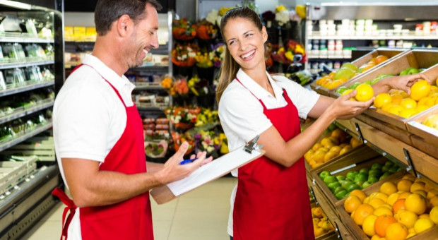 - Pracownicy handlu są przemęczeni pracą 7 dni w tygodniu, że nie mają czasu na życie rodzinne - uważa Alfred Bujara (fot. Shutterstock) Zakaz handlu w niedzielę: Handlowcy są za zamknięciem sklepów