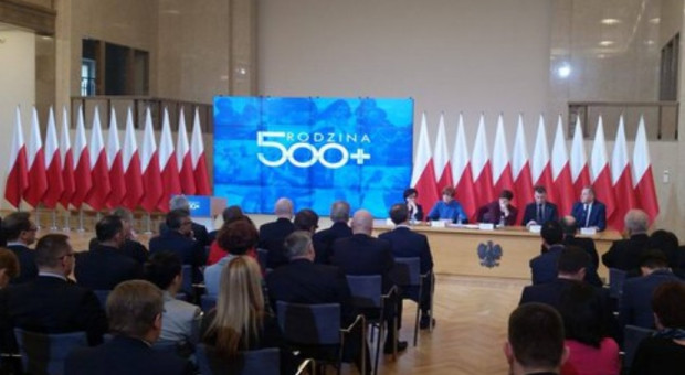 Rafalska przypomniała, że projekt ustawy wprowadzającej program "Rodzinna 500 plus" był szeroko konsultowany (fot.twitter.com/MRPiPS_RP) 500 zł na dziecko: Przeszkolono ponad 3,7 tys. pracowników w zakresie programu 500 plus