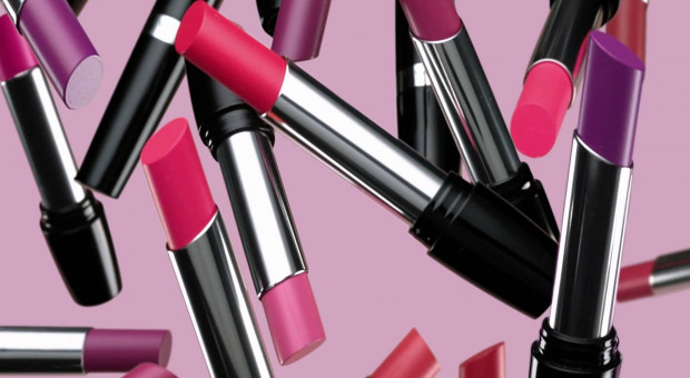 Avon zatrudnia 28,3 tys. osób. Nie wiadomo, którzy z nich stracą pracę. (Fot.: Youtube) Avon przenosi się na Wyspy. Zwolni 2,5 tys. osób