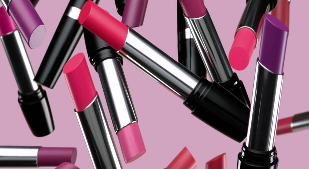Avon zatrudnia 28,3 tys. osób. Nie wiadomo, którzy z nich stracą pracę. (Fot.: Youtube) Avon przenosi się na Wyspy. Zwolni 2,5 tys. osób