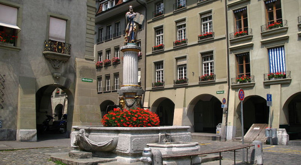 Fontanna Mosesbrunnen w Bernie. Fot. wikipedia Creative Commons CC-BY-SA-2.5) Z fontanny zamiast wody popłynęło wino