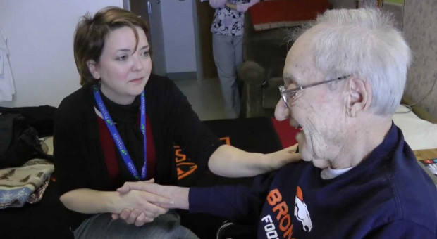 Pracownik socjalny zajmuje się osobami bezdomnymi, bezrobotnymi, samotnymi i innymi potrzebującymi. (Fot.: Youtube) Pracownik socjalny: Ile zarabia i czym się zajmuje?