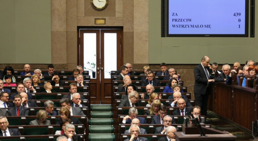 Dowiat-Urbański mówił, że w dniu wejścia w życie ustawy na wyższych stanowiskach zatrudnionych było 1580 osób, stosunki pracy wygasły 212 osobom, co stanowi 13 proc. wszystkich pełniących wyższe stanowiska.(fot.:twitter.com/kancelariasejmu) Dowiat-Urbański: Zakaz przynależności do partii w służbie cywilnej nadal obowiązuje