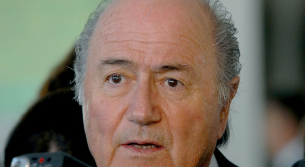 Na ubiegłoroczne wynagrodzenie Blattera złożyła się m.in. nagroda jubileuszowa otrzymana z okazji 40-lecia pracy w FIFA, którą rozpoczął w 1975 roku na stanowisku dyrektora technicznego. Z tego tytułu otrzymał 400 tys. euro. (Fot. Roosewelt Pinheiro/Abr/Wikimedia) Ile zarobił w ubiegłym roku Joseph Blatter, szef FIFA?