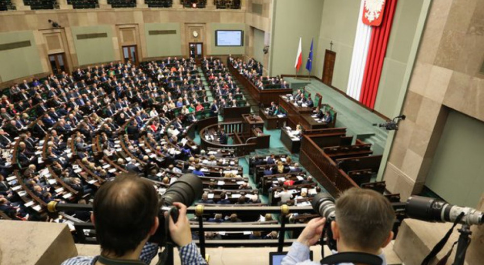 Za zmianami w ustawach o Krajowej Szkole Sądownictwa i Prokuratury oraz o ustroju sądów powszechnych głosowało 261 posłów, przeciw - 173, a 4 wstrzymało się od głosu (fot. Sejm/twitter) Ustawa o sądach i szkole sędziów: Zmiany w dochodzeniu do zawodu sędziego wstrzymane