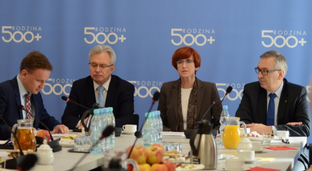Centrum zwróciło uwagę, że nie stworzono przekazu dotyczącego programu 500+, który mówiłby, że jest to program ratujący dramatyczny stan narodowej demografii. (fot.:twitter.com/mrpips_rp) 500 zł na dziecko: Program 500 plus nie zatrzyma kryzysu demograficznego? Tak uważają Polacy