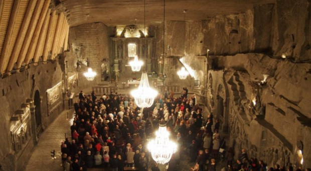 Po nabożeństwie życzenia górnikom złożył nowy prezes Zarządu Kopalni Soli Wieliczka Zbigniew Zarębski. (Fot.: akcja-katolicka.pl) Podziemna droga krzyżowa wielickich górników