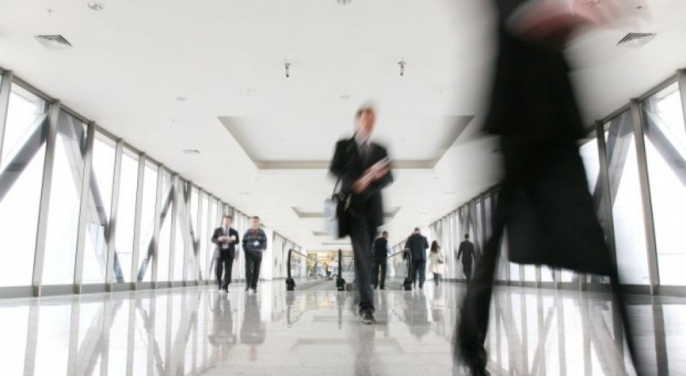 Dziś w bankach kilka osób robi to, co jeszcze niedawno robiło kilkanaście. (fot. fotolia) Praca w bankach coraz cięższa. Polacy narzekają