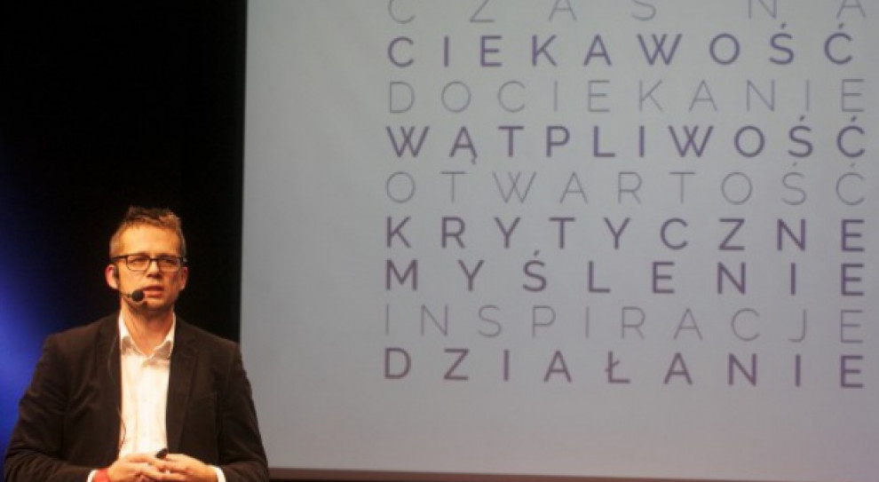 – Żyjemy w czasach, w których niewiele osób ma pewność zatrudnienia. I teraz – jeśli nie jestem pewny swojego położenia na rynku pracy, przyszłości zawodowej, to każde działanie rozwojowe daje mi dodatkową iluzję, że robię coś w kierunku, aby być lepszym – uważa Rafał Żak, trener, coach i mówca. (fot. youtube) Boom na rozwój osobisty: "Powstają takie twory jak coaching sprzątania czy płodności"