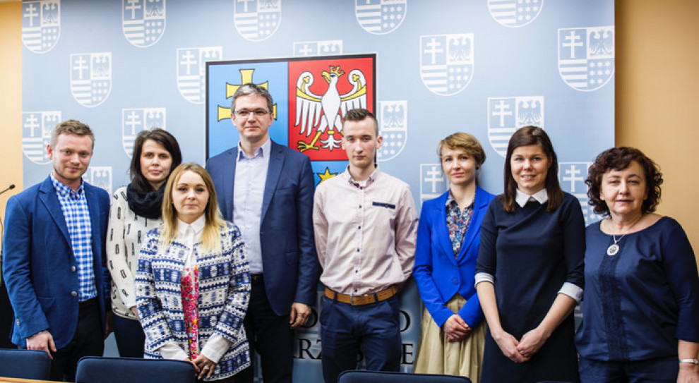 Organizacje mogły starać się o dotację na m.in.: wspieranie aktywności grup młodzieżowych w terenie, szkolenia dla ich liderów, promocję wolontariatu i organizację przedsięwzięć angażujących młodych ludzi w życie publiczne (fot.sejmik.kielce.pl) Dotacje na aktywizację młodzieży w woj. świętokrzyskim