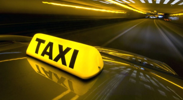 Przeciwnicy Ubera twierdzą, że umożliwia on świadczenie usług przewozowych osobom bez kwalifikacji, niepłacących podatków i pozbawiających ich zarobków (fot.fotolia) Uber zabiera pracę taksówkarzom? Kierowcy znów protestują
