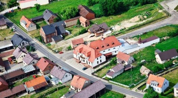 Polska wieś to nie tylko pola, i nie tylko rolnicy. Coraz częściej na pierwszy plan w funkcjach tych terenów wysuwają się turystyka i mieszkalnictwo (fot.odnowawsi.eu) Praca na wsi: Ile osób pracuje w rolnictwie?