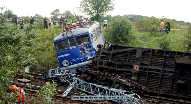 Zdaniem związków zawodowych to nie maszynista był winny tragedii (Fot.: Wikimedia, CC BY 3.0) Związkowcy bronią maszynisty skazanego za wykolejenie pociągu