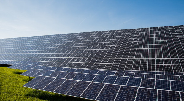 Zaledwie 2 GW mocy z elektrowni słonecznych, pozwoliłoby uniknąć ryzyka „black out’ów" (fot.pixabay.com) Elektrownie słoneczne: Rozwój branży to szansa na 20 tys. nowych miejsc pracy