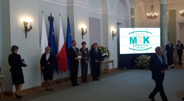 Certyfikat otrzymał m.in. Miejski Zakład Komunikacji w Chojnicach. (Fot. Twitter/KancelariaPrezydenta) Prezydent Duda wręczył certyfikaty "Pracodawca Przyjazny Pracownikom"