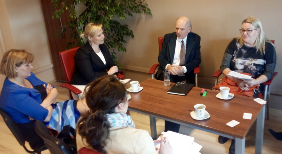 Kilka dni temu wspólnie z DWUP przedstawiciele wojewody dolnośląskiego (Jolanta Horyń), związków zawodowych (Danuta Utrata) oraz pracodawców (Krzysztof Mojzych, Marcelina Palonek) opracowywali rekomendacje zmian w zasadach korzystania z KFS (fot.mat.prasowe) Dolnośląskie, Krajowy Fundusz Szkoleniowy: 3 mln na szkolenia dla pracowników