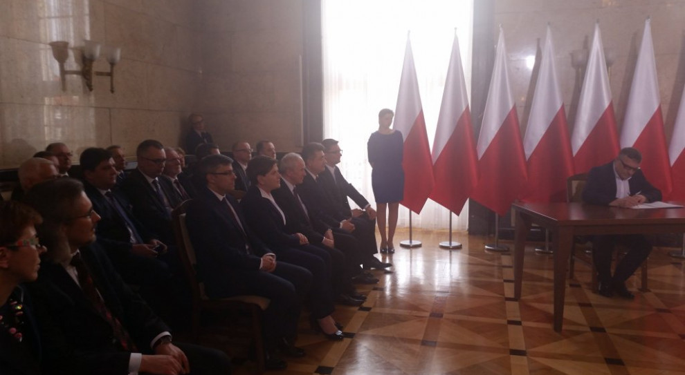 Porozumienie ws. PGG podpisano w obecności premier Beaty Szydło i ministra energii Krzysztofa Tchórzewskiego, przy udziale związkowców z Kompanii Węglowej (fot.twitter.com/PremierRP) Historyczny moment dla górnictwa: Polska Grupa Górnicza rozpocznie działalność. Jest porozumienie