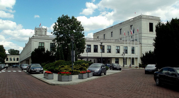 Zasady wynagrodzenia pracowników Kancelarii Sejmu są określone w regulaminie (Siedziba Kancelarii Sejmu,fot.wikipedia.org/Piotr Drabik) Kancelaria Sejmu, praca: Ile zarabiają i jakie wykształcenie mają pracownicy?