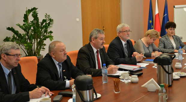 Szef MON Antoni Macierewicz potwierdził, że resort pracuje nad zbliżeniem stanowiska do propozycji związkowych (fot. mjr Robert Siemaszko/mon.gov.pl) Wojsko, wynagrodzenia: Nie ma porozumienia ws. podwyżek dla pracowników