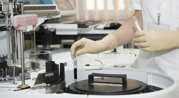 Lider laboratorium zarabia średnio 6263 zł brutto co miesiąc. (Fot. Pixabay) Technik i kierownik laboratorium, laborant - znamy zarobki