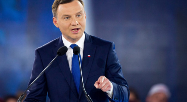 Andrzej Duda przypomniał, że zgodnie z obietnicą wyborczą złożył w Sejmie projekty obniżające wiek emerytalny i ponoszący kwotę wolną od podatku. (Fot. MSZ) Andrzej Duda: Nie wycofuję się z obietnic wyborczych dot. obniżenia wieku emerytalnego