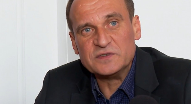 Obecnie kwota wolna dla obywateli rozliczających PIT wynosi niewiele ponad 3 tys. zł, natomiast kwota wolna od podatku dla posłów i senatorów wynosi ponad 30 tysięcy. (fot. youtube) Kukiz`15: Opodatkowanie pensji parlamentarzystów i obywateli powinno być takie samo